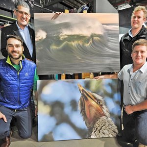 Regs agter is Gansbaai se Hugh-Daniel Grobler langs sy wenfoto, met Bun Booyens (Redakteur, Die Burger) links